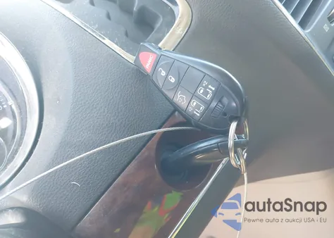 2011 Chrysler Town & Country Touring z USA, uszkodzony, nr VIN 2A4RR5DG2BR771273